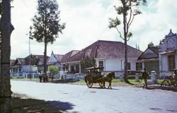 Suasana Bandung tahun 1968. (Sumber: Flickr | Foto: Frank Stamford)