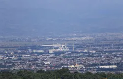 Kawasan padat penduduk di Kota Bandung, Senin 5 Mei 2025. (Sumber: ayobandung.id | Foto: Irfan Al-Faritsi)