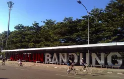 Warga bersepeda di kawasan Alun-alun Bandung. (Sumber: Arsip pribadi | Foto: Djoko Subinarto)