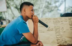 ada lelucon yang menyebut public speaking menduduki tingkat pertama hal yang paling ditakuti oleh orang-orang bahkan melebihi ketakutan akan kematian. (Sumber: Pexels/Rica Naypa)