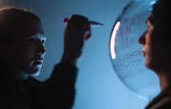 Filter Bubble membuat kita melihat dunia hanya dari sudut yang kita sukai saja. (Sumber: cottonbro studio)