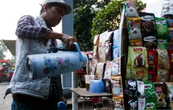 Kurnia memulai usahanya sebagai pedagang kopi keliling sejak tahun 2020. (Sumber: ayobandung.id | Foto: Lukman Hidayat)