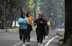 Warga melakukan aktivitas lari pagi di kawasan Dago, Bandung. (Sumber: Dokumentasi Penulis | Foto: Djoko Subinarto)