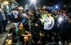 Wakil Wali Kota Bandung Erwin saat melakukan patroli kebijakan jam malam untuk pelajar. (Sumber: Ayobandung | Foto: Muslim Yanuar Putra)