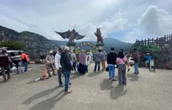 Wisatawan menikmati pemandangan Kawah Ratu Gunung Tangkuban Parahu pada 7 Jini 2025. (Sumber: ayobandung.id | Foto: Restu Nugraha)