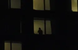 Ilustrasi sosok misterius di sebuah bangunan bertingkat. (Sumber: Flickr | Foto: Brecht Bug)