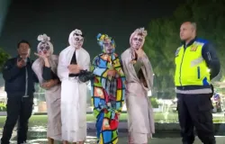 Pocong di Lembang ditegur polisi. (Sumber: Ayobandung | Foto: Restu Nugraha)