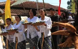 Upacara Kampung Adat Cireundeu. (Sumber: Ayobandung.id | Foto: Irfan Al-Faritsi)