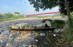 Ade Taryo memungut sampah di bawah jembatan BBS Sungai CItarum, Batujajar, Bandung Barat. (Sumber: Ayobandung | Foto: Restu Nugraha)