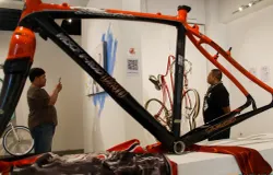 Pengunjung melihat karya yang dipamerkan di Orbital Dago, Jalan Ranca Kendal Luhur, Kota Bandung. (Sumber: ayobandung.id | Foto: Lukman Hidayat)