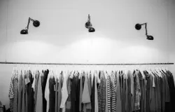 Banyak konsumen lebih percaya pada rekomendasi dari orang yang mereka ikuti, seperti pembuat konten, dibandingkan iklan tradisional. (Sumber: Pexels/Tembela Bohle)