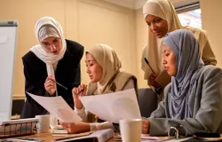 Perusahaan yang tidak menyusun laporan keberlanjutan berisiko kehilangan kepercayaan publik. (Sumber: Pexels/Ron Lach)