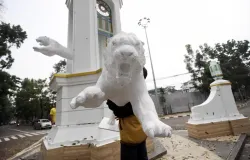 Salah satu patung maung Bandung yang pernah melompat dari pos jaga. (Sumber: Ayobandung | Foto: Irfan Al Faritsi)