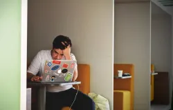 Gen Z tidak segan untuk berbicara terkait isu-isu dunia termasuk lingkungan dan kesehatan mental. (Sumber: Pexels/Tim Gouw)