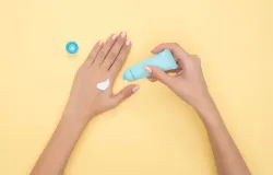 Tidak semua bahan kimia dalam skincare pencerah wajah berdampak negatif. (Sumber: Pexels/Moose Photos)