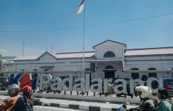 Stasiun KA Padalarang, salah satu bangunan ikonik dan bersejarah di Bandung Barat. (Sumber: Djoko Subinarto | Foto: Djoko Subinarto)