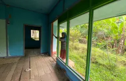 Acih di rumahnya yang rusak akibat tanah bergerak. Janji pemerintah untuk merelokasi rumahnya hingga kini belum terwujud. (Sumber: ayobandung.id | Foto: Restu Nugraha)