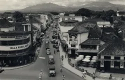 Persimpangan Jalan Braga dan Jalan Naripan tahun 1910-an. (Sumber: kitlv)