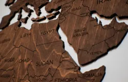 Peta yang memuat Timur Tengah, Asia Barat, dan Afrika, dengan Iran dan Israel di dalamnya. (Sumber: Pexels/Anthony Beck)