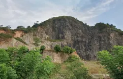 Potret salah satu dinding Gunung Selacau pada Juni 2024 yang tampak terpapas digerogoti aktivitas tambang batu. (Sumber: Google Earth)