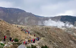 Geowisata di kawasan gunung api, harus mengetahui kapan dapat mendekat, dan kapan harus segera menjauh. Gunung Papandayan. (Sumber: Dokumentasi Penulis | Foto: T Bachtiar)
