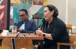 Surya dan Hema, Aktivis 98 Kota Bandung, meminta dengan tegas, agar Fadli Zon mundur sebagai Menteri Kebudayaan. (Sumber: Dokumentasi Penulis | Foto: Matdon)