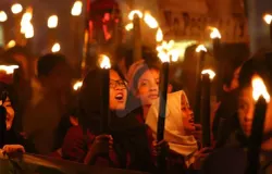 Peserta melakukan pawai obor pada peringatan Bandung Lautan Api 2019 saat melintas di Jalan Asia-Afrika, Kota Bandung, Sabtu (23/3/2019). (Sumber: ayobandung.com | Foto: Irfan Alfaritsi)