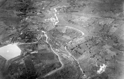 Sungai Cikapundung yang dijadikan waduk pembangkit listrik zaman baheula pada masa Hindia Belanda. (Sumber: Wikimedia)