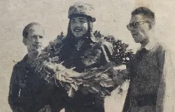 Tiga pebalap Bandung yakni Grashuis, Tjetjep, dan Bartels naik podium seusai melakoni balapan kelas 250 cc A yang berlangsung 12 putaran. Tjetjep yang berdiri di tengah menjadi juara dalam kelas tersebut. (Foto: Aneka) (Sumber: Aneka | Foto: Aneka)