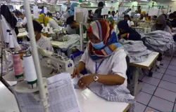 Aktivitas buruh perempuan di sebuah pabrik tekstil di Kota Bandung. (Sumber: ayobandung.id | Foto: Irfan Al-Faritsi)