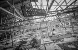 Pekerja membongkar bangunan Tempat Penjual Berjualan Sementara (TPBS) pedagang Pasar Banjaran di Alun-alun Banjaran, Jalan Banjaran, Kabupaten Bandung, Minggu 5 Januari 2024. (Sumber: Ayobandung.id | Foto: Kavin Faza)