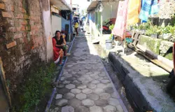 Warga beraktifitas di rel kereta api rute Cikudapateuh-Ciwidey yang sudah tidak aktif, Jalan Ciparay, Kelurahan Kujangsari, Kec. Bandung Kidul, Kota Bandung, Senin 28 April 2025. (Sumber: ayobandung.id | Foto: Irfan Al-Faritsi)