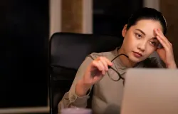 Ilustrasi pekerja kreatif yang sering bekerja lembur tak kenal waktu. (Sumber: Freepik)