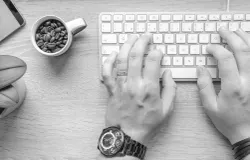 Ketimbang AI, kamu justru dapat mengandalkan empat alat ulik bahasa berikut ini, agar makin jago menulis. (Sumber: Pexels | Foto: Lukas)