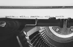 Angle berita dimulai dari cara menulismu yang akan memakai kalimat aktif atau pasif. (Sumber: Pexels | Foto: Suzy Hazelwood)