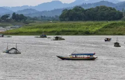 Warga menggunakan perahu saat melintas di aliran waduk Saguling, Kabupaten Bandung Barat. (Sumber: Ayobandung | Foto: Irfan Al Faritsi)