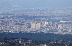 Sejumlah apartemen dan hotel berdiri di Kota Bandung. (Sumber: Ayobandung | Foto: Irfan Al Faritsi)