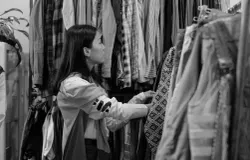 Thrifting adalah bagian dari gaya hidup yang tidak hanya modis, tetapi juga beretika. (Sumber: Pexels/cottonbro studio)