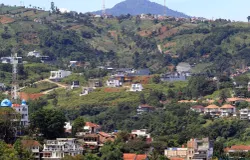 Pemandangan kawasan Bandung Utara (KBU) yang kini dipenuhi bangunan dan vila-vila mewah. (Sumber: ayobandung.id | Foto: Irfan Al-Faritsi)