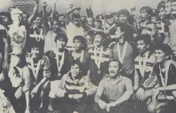 Pemain dan ofisial Persib Bandung berfoto seusai mengalahkan Perseman Manokwari dalam final Kejuaraan Nasional Divisi Utama PSSI 1986. (Sumber: Berita Yudha | Foto: Mardi)