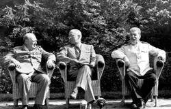 Winston Churchill, Harry S. Truman, Josef Stalin. (Sumber: Wikimedia Commons | Foto: German Federal Archive)
