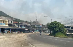 Asap pekat dan debu akibat dari aktivitas pembakaran batu kapur di Kabupaten Bandung Barat. (Sumber: ayobandung.id | Foto: Restu Nugraha)