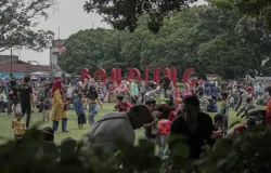 Wisatawan tumplek di kawasan Alun-alun Bandung (Sumber: Ayobandung)