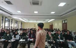 Tak kurang dari 108 mahasiswa Jurusan Ilmu Sejarah hadir dalam berbagi cerita jurnalistik yang digelar pada Rabu, 14 Mei 2025. (Sumber: Istimewa)