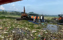 Sungai Citarum jadi lautan sampah. (Sumber: Ayobandung.id | Foto: Restu Nugraha)