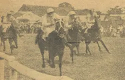 Joki kuda saling bersaing di Tegallega dalam event yang digelar pada pertengahan 1953. (Sumber: Star Weekly)