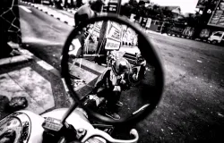 Salah satu driver ojol menunggu orderan di pinggir jalan. (Sumber: Ayobandung | Foto: Kavin Faza)