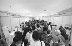 Komposisi penduduk bekerja menurut lapangan usaha dapat menggambarkan strukturtenaga kerja di pasar kerja.