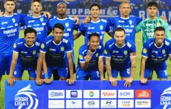 Desain-desain jersey Persib Bandung, setiap musimnya berbeda dan selalu punya makna dan cerita tersendiri. (Sumber: Ayobandung.id | Foto: Irfan Al-Faritsi)
