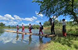 Sejumlah siswa SD pergi sekolah menaiki rakit bambu melintasi Waduk Saguling. (Sumber: Ayobandung | Foto: Restu Nugraha)
